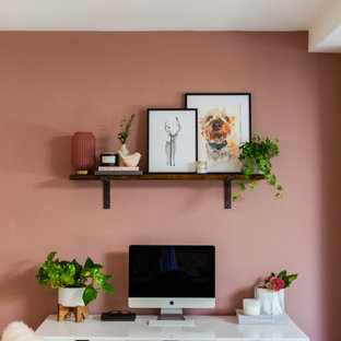 Exempel på ett stort skandinaviskt hemmastudio, med rosa väggar, ljust trägolv, en öppen hörnspis, ett fristående skrivbord och brunt golv