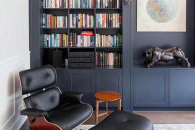 ケンブリッジシャーにあるラグジュアリーなトランジショナルスタイルのおしゃれなホームオフィス・書斎 (白い壁、濃色無垢フローリング、暖炉なし) の写真
