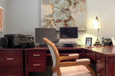 Modelo de despacho clásico renovado de tamaño medio sin chimenea con paredes azules, moqueta y escritorio independiente