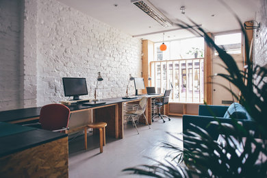 Modernes Arbeitszimmer mit Studio, Sperrholzboden, freistehendem Schreibtisch und grauem Boden in Edinburgh