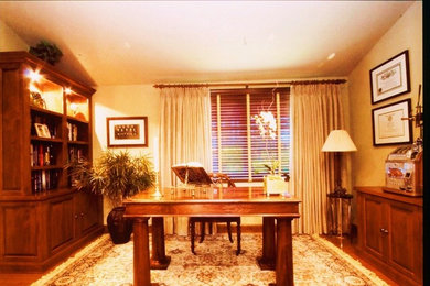 Example of a classic home office design in Los Angeles