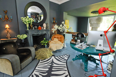 Foto på ett eklektiskt arbetsrum, med grå väggar, målat trägolv, en standard öppen spis och ett fristående skrivbord