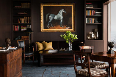 Idées déco pour un bureau contemporain avec une bibliothèque ou un coin lecture, un mur marron, moquette, un bureau indépendant et un sol bleu.