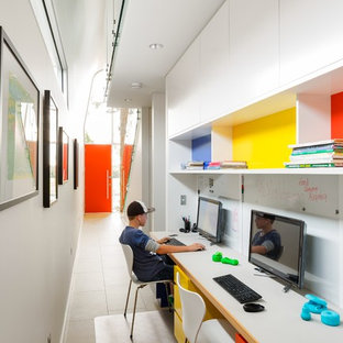 Modernes Arbeitszimmer mit weißer Wandfarbe und Keramikboden in Sydney