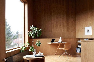 Ejemplo de despacho contemporáneo con paredes beige, suelo de madera en tonos medios, escritorio empotrado y suelo marrón