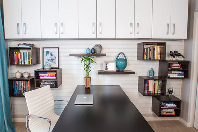 Modernes Arbeitszimmer mit beiger Wandfarbe, Teppichboden und freistehendem Schreibtisch in Salt Lake City