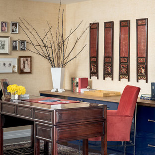 Inspiration för mellanstora asiatiska arbetsrum, med beige väggar, mörkt trägolv, ett fristående skrivbord och brunt golv