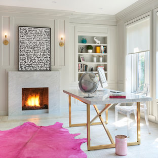Idéer för ett stort shabby chic-inspirerat hemmabibliotek, med vita väggar, ljust trägolv, en standard öppen spis, en spiselkrans i sten och ett fristående skrivbord