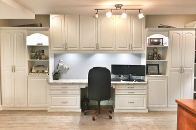 Modelo de despacho clásico renovado grande con suelo laminado y escritorio empotrado