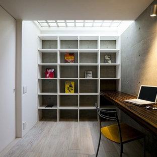 Ispirazione per uno studio industriale con pareti multicolore, pavimento in legno verniciato, scrivania incassata e pavimento grigio