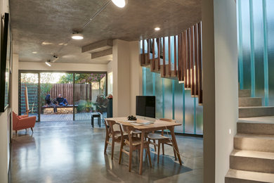 Mittelgroßes Modernes Arbeitszimmer mit Studio, weißer Wandfarbe, Betonboden und grauem Boden in Perth