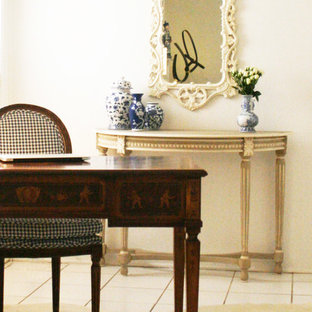 Foto di un piccolo ufficio tradizionale con pareti beige, pavimento con piastrelle in ceramica e scrivania autoportante