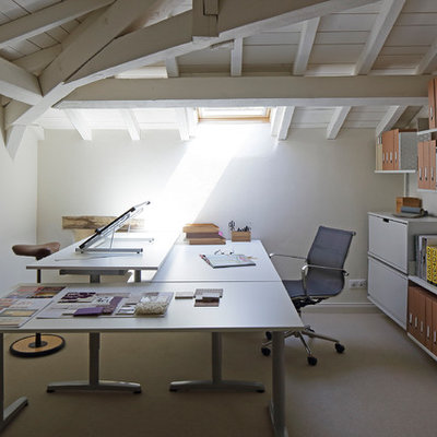 Cottage freestanding desk carpeted home studio photo in London with white walls