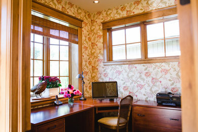 Modelo de despacho rústico de tamaño medio sin chimenea con paredes multicolor y escritorio empotrado