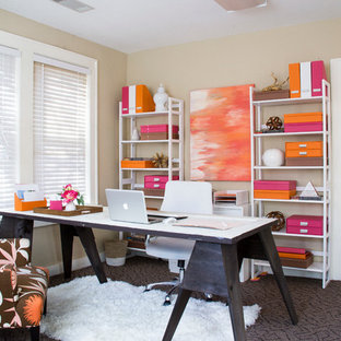 Kleines Eklektisches Arbeitszimmer mit Arbeitsplatz, beiger Wandfarbe, Teppichboden und freistehendem Schreibtisch in Little Rock
