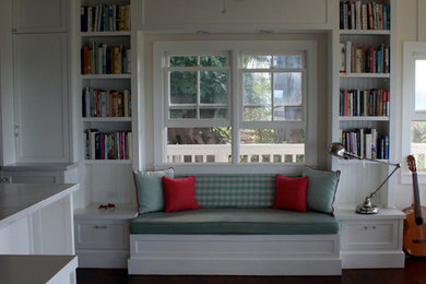 ハワイにあるおしゃれなホームオフィス・書斎 (白い壁、濃色無垢フローリング、暖炉なし) の写真