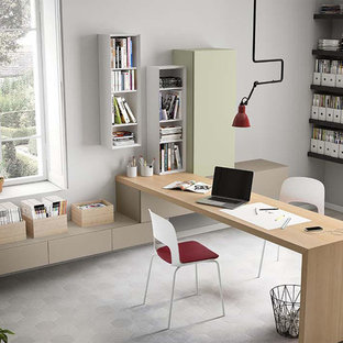 Mittelgroßes Modernes Arbeitszimmer ohne Kamin mit grauer Wandfarbe, Keramikboden, freistehendem Schreibtisch und grauem Boden in Miami