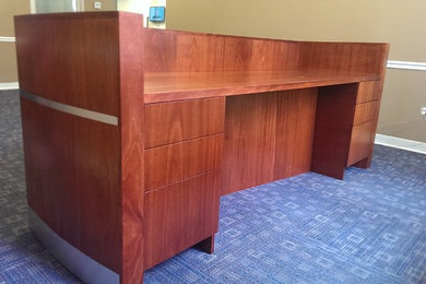 Imagen de despacho tradicional de tamaño medio sin chimenea con paredes beige, moqueta, escritorio independiente y suelo azul