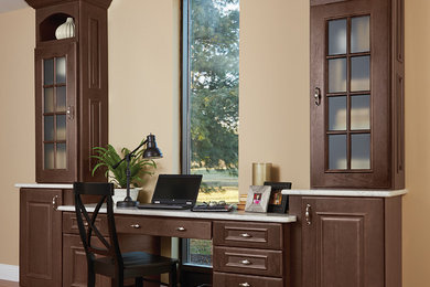Ejemplo de despacho clásico de tamaño medio con paredes beige, suelo de madera en tonos medios y escritorio empotrado