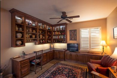 フェニックスにある広いサンタフェスタイルのおしゃれな書斎 (白い壁、無垢フローリング、暖炉なし、造り付け机) の写真