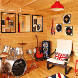 Réalisation d'un bureau chalet de taille moyenne et de type studio avec un sol en vinyl.