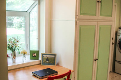 Idee per un piccolo atelier stile marinaro con scrivania incassata, pareti blu, pavimento in marmo e pavimento grigio