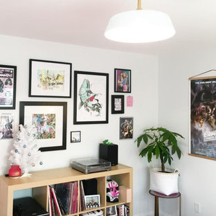 Idéer för ett litet modernt hemmastudio, med vita väggar, mellanmörkt trägolv, ett fristående skrivbord och brunt golv