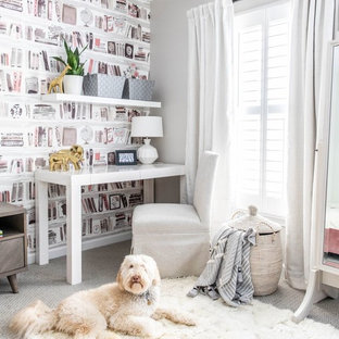 Immagine di un ufficio scandinavo con pareti multicolore, moquette, scrivania autoportante e pavimento grigio