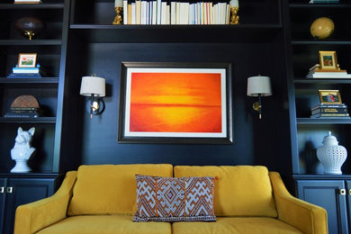 マイアミにある高級な中くらいなトランジショナルスタイルのおしゃれな書斎 (茶色い壁、濃色無垢フローリング、暖炉なし) の写真