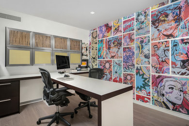 Réalisation d'un bureau minimaliste avec un mur blanc et un bureau intégré.