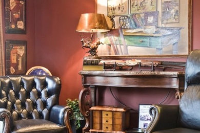クリーブランドにある高級な広いトラディショナルスタイルのおしゃれな書斎 (赤い壁、カーペット敷き、茶色い床) の写真