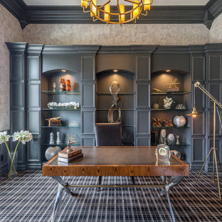 Exemple d'un bureau chic avec un mur gris, moquette, un bureau indépendant et un sol noir.