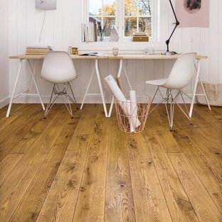 Idée de décoration pour un grand bureau style shabby chic de type studio avec un mur blanc, un sol en bois clair et un bureau indépendant.