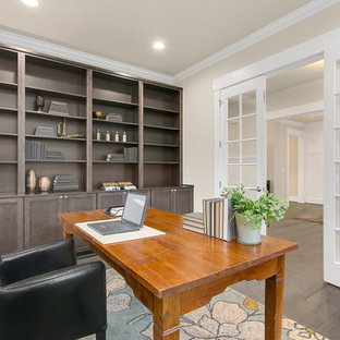 Inspiration för ett mellanstort amerikanskt hemmabibliotek, med beige väggar, klinkergolv i porslin och ett fristående skrivbord