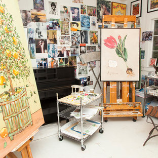 Bild på ett vintage hemmastudio, med vita väggar och vitt golv