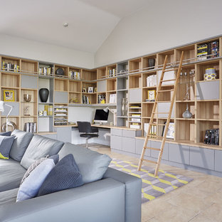 Idee per un ufficio contemporaneo di medie dimensioni con pareti bianche, pavimento con piastrelle in ceramica, scrivania incassata e pavimento beige