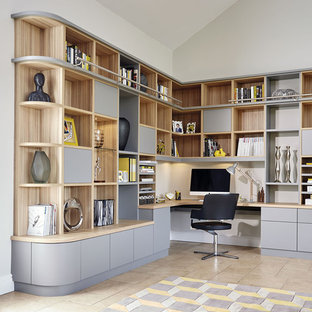 Idee per un ufficio minimal con pareti bianche, pavimento con piastrelle in ceramica, scrivania incassata e pavimento beige