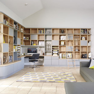 Idee per un ufficio moderno con pareti bianche, pavimento con piastrelle in ceramica, scrivania incassata e pavimento beige