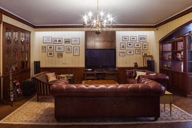 Imagen de despacho clásico con escritorio independiente, paredes beige y suelo de madera en tonos medios