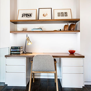 Foto di uno studio scandinavo di medie dimensioni con pareti bianche, pavimento in ardesia, camino classico e cornice del camino in intonaco