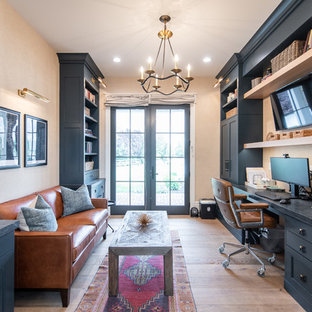 Landhaus Arbeitszimmer mit Arbeitsplatz, beiger Wandfarbe, braunem Holzboden, Einbau-Schreibtisch und braunem Boden in Salt Lake City