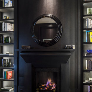 Inspiration för mellanstora klassiska hemmabibliotek, med bruna väggar, mörkt trägolv, en standard öppen spis, en spiselkrans i sten och ett fristående skrivbord