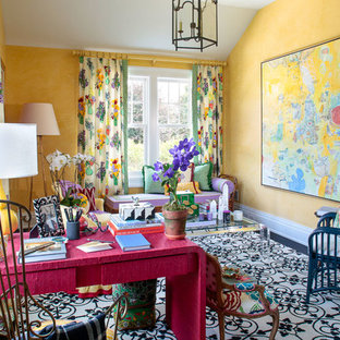 Aménagement d'un grand bureau éclectique avec un mur jaune, un sol en bois foncé, aucune cheminée, un bureau indépendant et un sol multicolore.