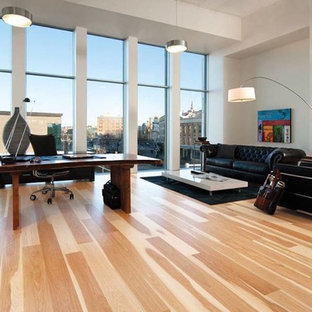 Ispirazione per un grande ufficio minimalista con parquet chiaro, nessun camino, pareti grigie e scrivania autoportante