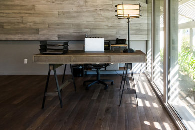 Mid-sized trendy freestanding desk medium tone wood floor home office photo in Los Angeles