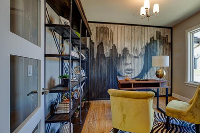他の地域にある中くらいなエクレクティックスタイルのおしゃれな書斎 (グレーの壁、淡色無垢フローリング、暖炉なし、自立型机、ベージュの床) の写真