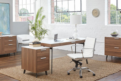 Imagen de despacho actual de tamaño medio con paredes blancas, suelo de madera en tonos medios y escritorio independiente