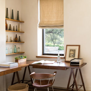 Idee per uno studio country con pareti bianche e moquette
