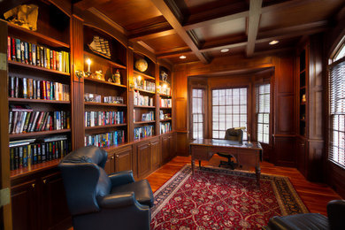 ローリーにある高級な中くらいなトラディショナルスタイルのおしゃれなホームオフィス・書斎 (無垢フローリング、暖炉なし、自立型机、ライブラリー、茶色い壁) の写真