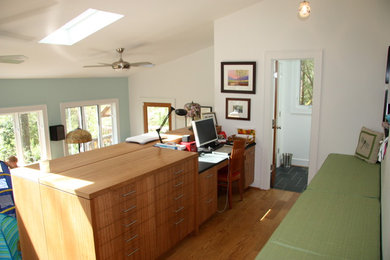 Example of a minimalist home office design in Richmond
